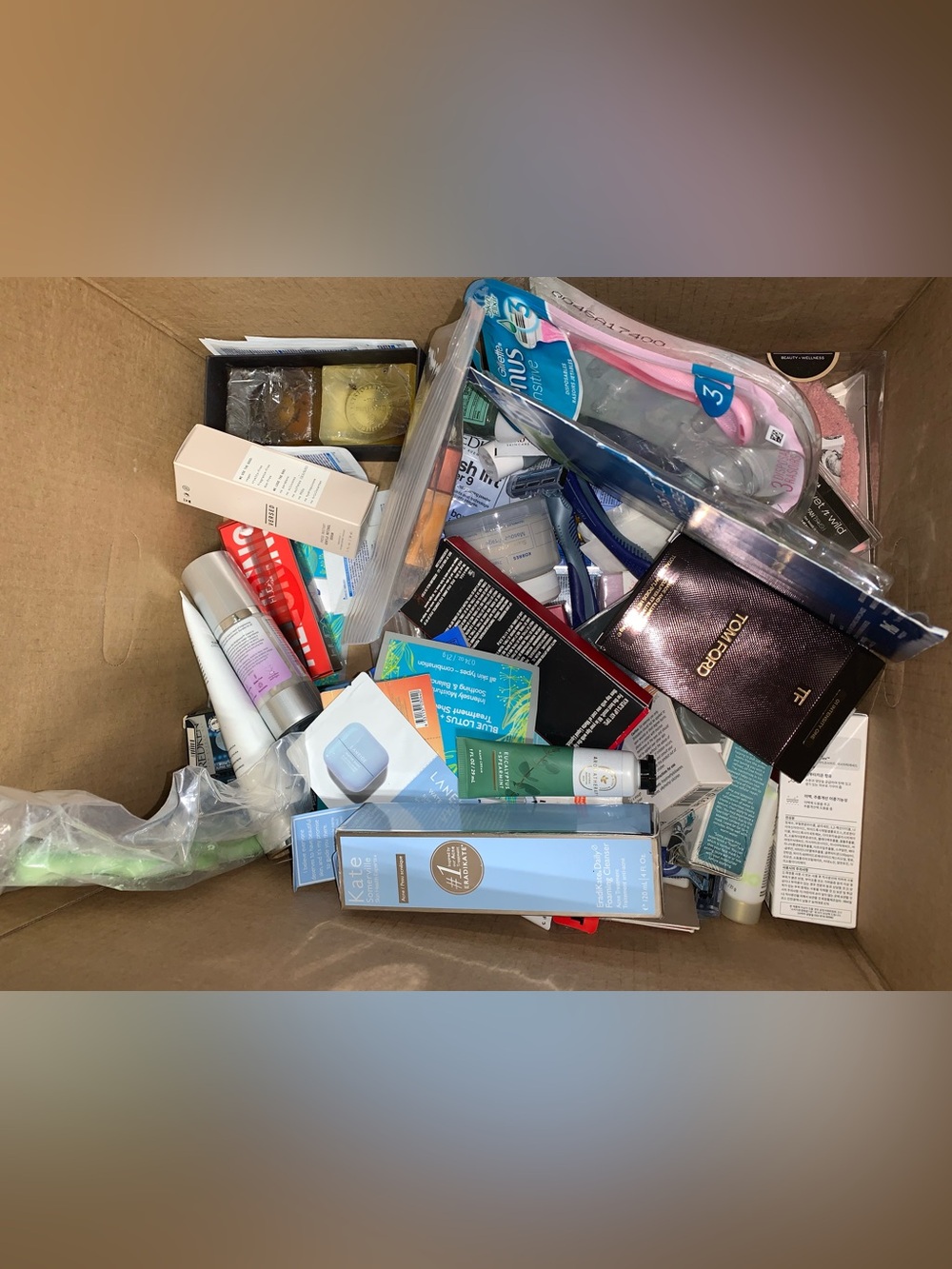 Lot of Makeup, Soap, Face Masks and Other Toiletries - Picture 4 of 4